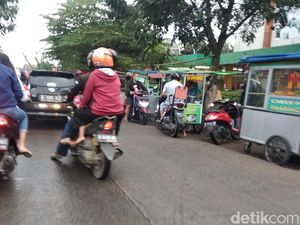 Satpol PP Kota Bandung Ingatkan Pedagang-Pembeli Takjil Jaga Jarak