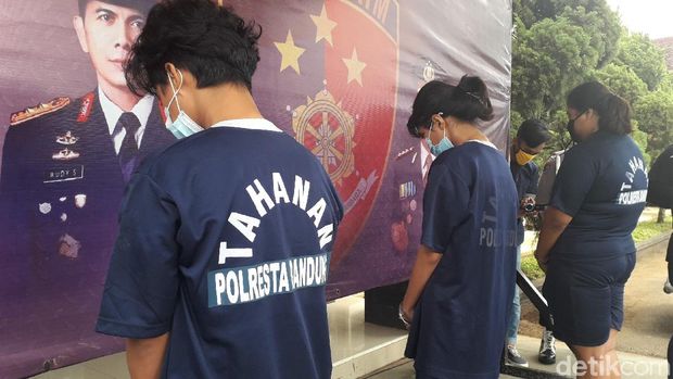 Polisi amankan 4 pelaku pembunuhan driver taksi online di Bandung. Keempat pelaku diduga rencanakan pembunuhan karena tak sanggup bayar ongkos perjalanan.