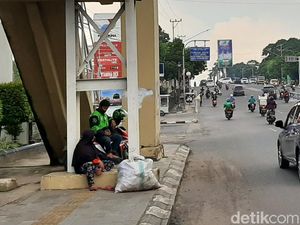Pandemi Corona, Manusia Karung Mulai Terlihat di Trotoar Jalan Palembang