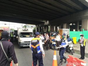 Pengendara yang Tak Punya Tujuan Jelas ke Surabaya Diminta Putar Balik