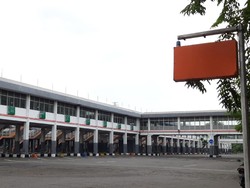 Penampakan Terminal Purabaya Bungurasih Lengang Saat PSBB Hari Pertama
