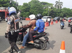 Tiap 5 Menit, Pengguna Jalan Terpaksa Putar Balik di Akses Masuk Surabaya