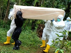 Gadis Remaja Sukabumi Dimakamkan dengan Protap COVID-19