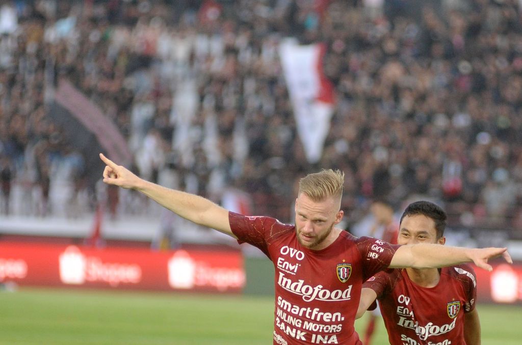 Pesepakbola Bali United Melvin Platje (kiri) melakukan selebrasi usai mencetak gol ke gawang Madura United saat pertandingan Liga 1 2020 di Stadion Kapten I Wayan Dipta, Gianyar, Bali, Minggu (15/3/2020). Dalam pertandingan tersebut, Bali United berhasil mengalahkan Madura United dengan skor 3-1. ANTARA FOTO/Fikri Yusuf/aww.
