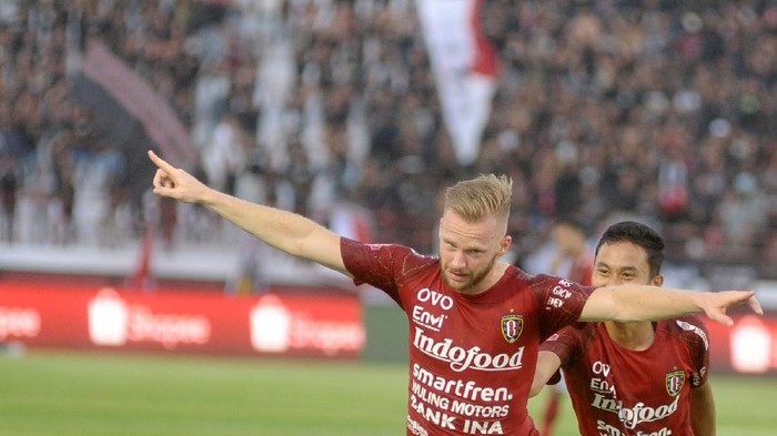 Pesepakbola Bali United Melvin Platje (kiri) melakukan selebrasi usai mencetak gol ke gawang Madura United saat pertandingan Liga 1 2020 di Stadion Kapten I Wayan Dipta, Gianyar, Bali, Minggu (15/3/2020). Dalam pertandingan tersebut, Bali United berhasil mengalahkan Madura United dengan skor 3-1. ANTARA FOTO/Fikri Yusuf/aww.
