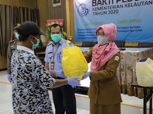 KKP Bagikan Ribuan Paket Sembako dan Masker untuk Nelayan di Serang KKP Bagikan Ribuan Paket Sembako dan Masker untuk Nelayan di Serang