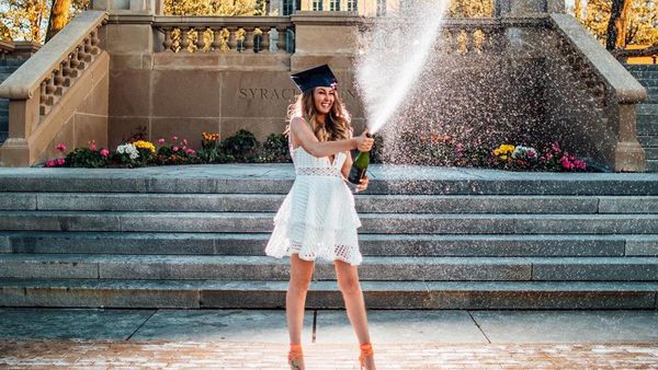 Foto: Sosialita & Dokter yang Tangani Corona Terapkan Distance Date