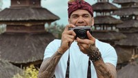 Baru-baru ini lewat Instagram pribadinya, Joana Sanz memposting foto Dani Alves yang memakai udeng (ikat kepala khas Bali) dengan latar bangunan pura. Rupanya, dia kangen liburan ke Bali bersama sang suami! (Instagram/joanasanz)