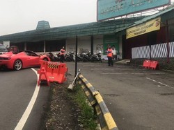 Kesal Diminta Putar Arah saat PSBB, Mobil Ferrari Geber Petugas