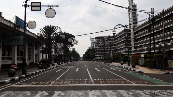 Potret Jalan Asia Afrika yang Lengang saat PSBB Bandung