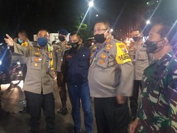 Kapolda Jatim Pantau Pintu Masuk Surabaya di Bundaran Waru