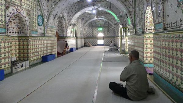 Potret Masjid Bangladesh yang Dihiasi Bahan Daur Ulang