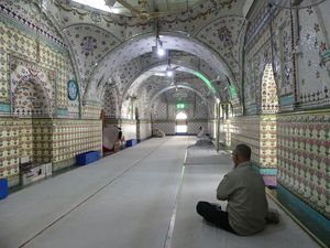 Potret Masjid Bangladesh yang Dihiasi Bahan Daur Ulang Potret Masjid Bangladesh yang Dihiasi Bahan Daur Ulang