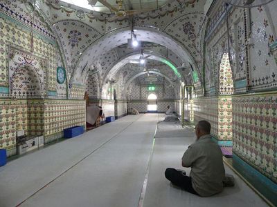 Potret Masjid Bangladesh yang Dihiasi Bahan Daur Ulang