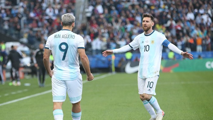 SAO PAULO, BRAZIL - JULY 06: Sergio Aguero of Argentina celebrates after scoring the opening goal with teammate Lionel Messi during the Copa America Brazil 2019 Third Place match between Argentina and Chile at Arena Corinthians on July 06, 2019 in Sao Paulo, Brazil. (Photo by Alexandre Schneider/Getty Images)
