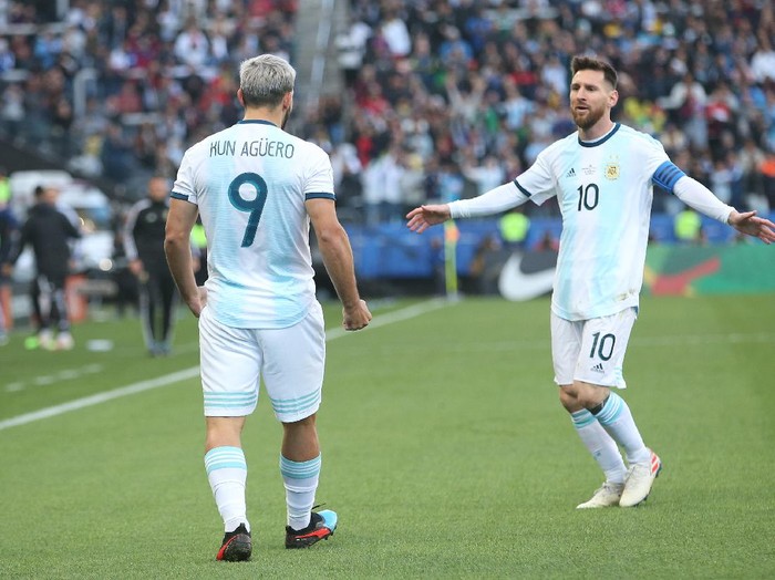 SAO PAULO, BRAZIL - JULY 06: Sergio Aguero of Argentina celebrates after scoring the opening goal with teammate Lionel Messi during the Copa America Brazil 2019 Third Place match between Argentina and Chile at Arena Corinthians on July 06, 2019 in Sao Paulo, Brazil. (Photo by Alexandre Schneider/Getty Images)