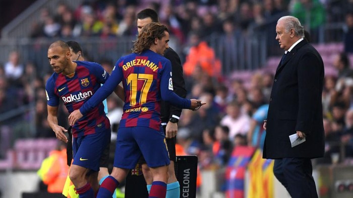 BARCELONA, SPAIN - FEBRUARY 22: Martin Braithwaite of FC Barcelona replaces Antoine Griezmann of FC Barcelona during the La Liga match between FC Barcelona and SD Eibar SAD at Camp Nou on February 22, 2020 in Barcelona, Spain. (Photo by Alex Caparros/Getty Images)