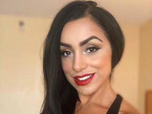 Karena Corona, Pramugari Ini Beralih Profesi Jadi Pekerja Supermarket