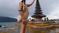 Selama di Bali, Joana dan Dani Alves mengunjungi beberapa destinasi wisata seperti Pura Ulun Danu Baratan ini (Instagram/joanasanz)