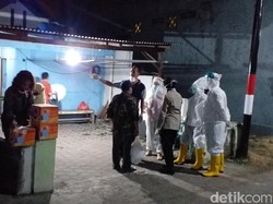 Meninggal Usai Salat, Warga Sidoarjo Dimakamkan Petugas Ber-APD