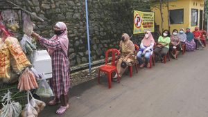 Patut Ditiru! Emak-emak Belanja Sayur Sambil Jaga Jarak