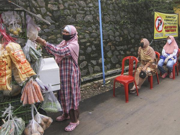 Patut Ditiru! Emak-emak Belanja Sayur Sambil Jaga Jarak