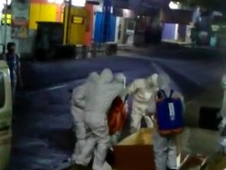 Detik-detik Pemulasaraan Jenazah Positif Corona Tanpa Peti di Tengah Jalan