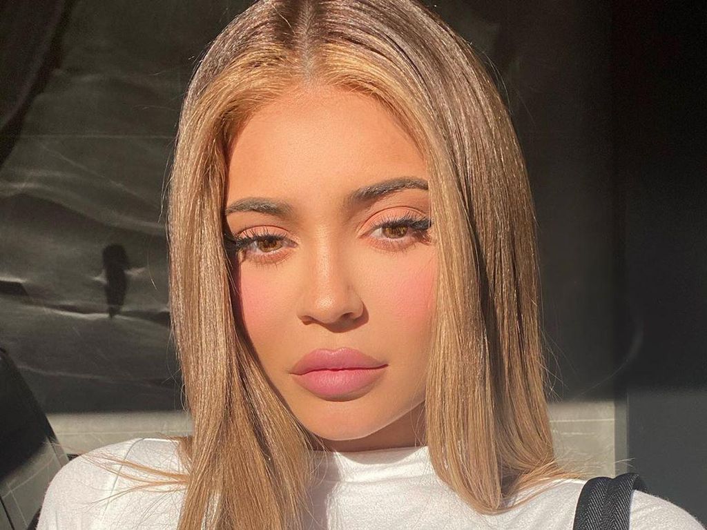 Begini Tampilan Wajah Kylie Jenner Saat Sebelum dan Sesudah Makeup Begini Tampilan Wajah Kylie Jenner Saat Sebelum dan Sesudah Makeup