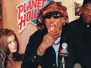 Kisah Carmen Electra-Dennis Rodman Bercinta di Lapangan Bulls