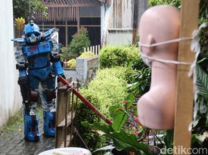 Unik! Warga Bandung Kerahkan Robot COVID-19 untuk Bubarkan Kerumunan