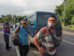 Angkutan Umum Berpelat Non L/W Ditolak Masuk Surabaya, Bagaimana Nasib Penumpang?