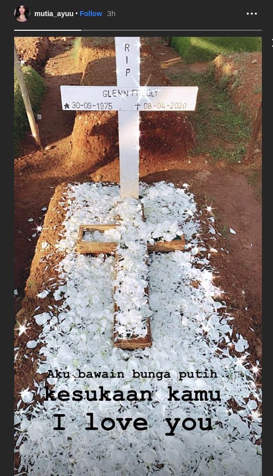 Mutia Ayu Bawa Bunga Putih ke Makam Glenn Fredly