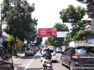 Ramai Kendaraan dari Kabupaten Saat PSBB di Kota Bandung