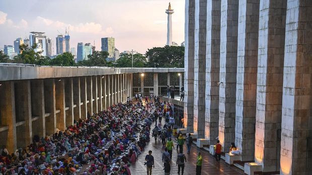 Ramadan Di Masjid Istiqlal Yang Sunyi Kala Pandemi Foto kolase umat muslim menanti waktu berbuka puasa (kiri) pada (6/5/2019) dan suasana sesudah ditiadakan di Masjid Istiqlal, Jakarta Pusat, Selasa (28/4/2020). Masjid Istiqlal tidak menggelar buka bersama dan shalat tarawih berjamaah serta aktivitas keagamaan lain saat Ramadhan selama pandemi COVID-19 demi mencegah meluasnya penularan virus tersebut. ANTARA FOTO/Sigid Kurniawan/hp.