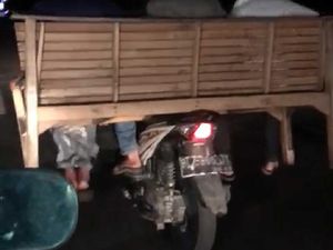 Bahaya! Remaja di Banda Aceh Naik Motor Bonceng 4 Pakai Kursi Panjang