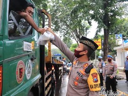1.000 Nasi Bungkus Dibagikan ke Warga Tuban hingga Sopir Jelang Buka Puasa