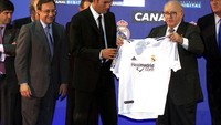 Legenda Real Madrid yang kini jadi pelatih Real Madrid, Zinedine Zidane mengisi pos tengah. Tahun 2001, Zidane ditebus seharga 77 juta euro dari Juventus dan merupakan rekor transfer tertinggi saat itu (Getty Images)