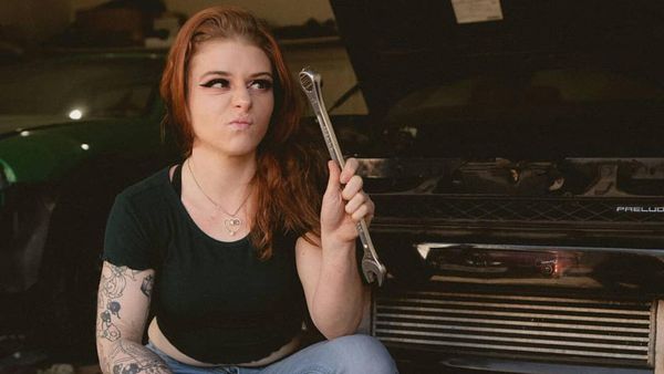 Gaya Mekanik Wanita yang Dipecat karena Konten Video Dewasa