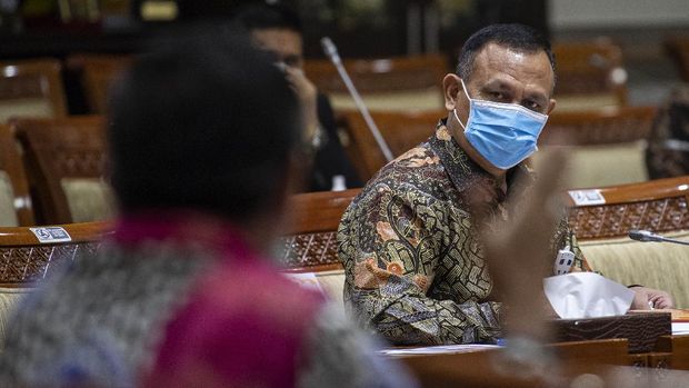 Ketua KPK Firli Bahuri melakukan rapat dengar pendapat dengan Komisi III DPR di Kompleks Parlemen, Senayan, Rabu (29/4/2020). Rapat yang dihadiri perwakilan kelompok fraksi dan diikuti anggota lainnya secara virtual tersebut membahas langkah antisipasi KPK dalam melakukan pengawasan anggaran penangangan COVID-19. ANTARA FOTO/Sigid Kurniawan/aww.