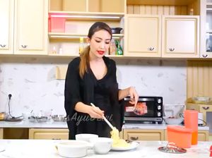 Ayu Dewi Koleksi Alat Dapur Cantik Warna Pastel, Segini Harganya