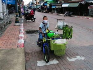 Haru! Bocah Kayuh Sepeda Jualan Sayur Demi Hidupi Keluarga Saat COVID-19