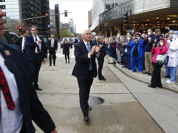 Wapres AS Mike Pence  Kunjungi Lab Corona Tanpa Pelindung Masker