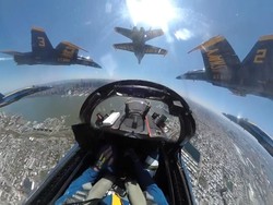 Pesawat Jet AS Beri Penghormatan Khusus Kepada Pejuang Medis