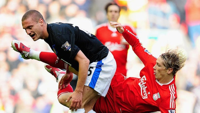 LIVERPOOL, ENGLAND - OCTOBER 25:  Nemanja Vidic of Manchester United tangles with Fernando Torres of Liverpool during the Barclays Premier League match between Liverpool and Manchester United at Anfield on October 25, 2009 in Liverpool, England.  (Photo by Clive Mason/Getty Images)