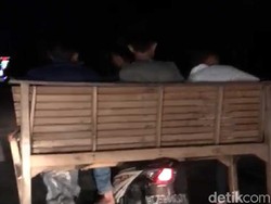 Edan! Remaja Naik Motor Bonceng 4 Pakai Kursi Panjang
