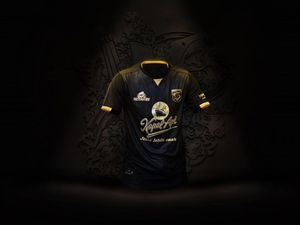 Jersey Ketiga Persebaya yang Elegan dengan Aksen Emas Jersey Ketiga Persebaya yang Elegan dengan Aksen Emas