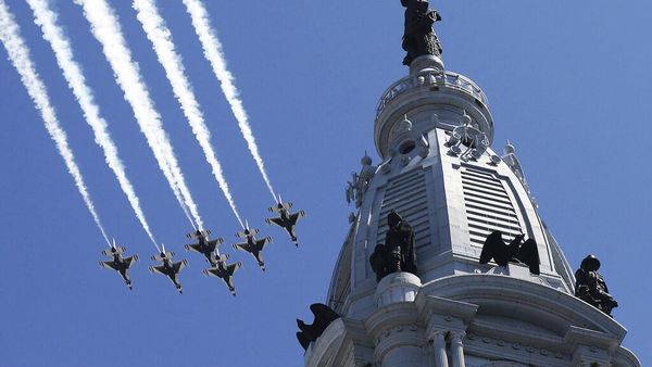 Penghormatan Skuadron Jet Tempur AS untuk Pekerja Medis