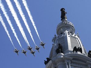 Penghormatan Skuadron Jet Tempur AS untuk Pekerja Medis