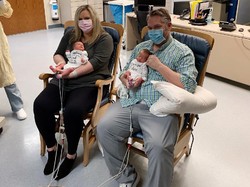 Hamil Kena Corona, Ibu Baru Bertemu Bayi Kembarnya 3 Minggu Pascamelahirkan