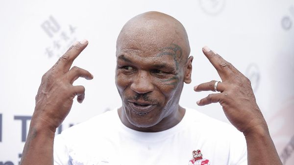 Begini Momen Mike Tyson Ganyang Penumpang Mabuk di Pesawat